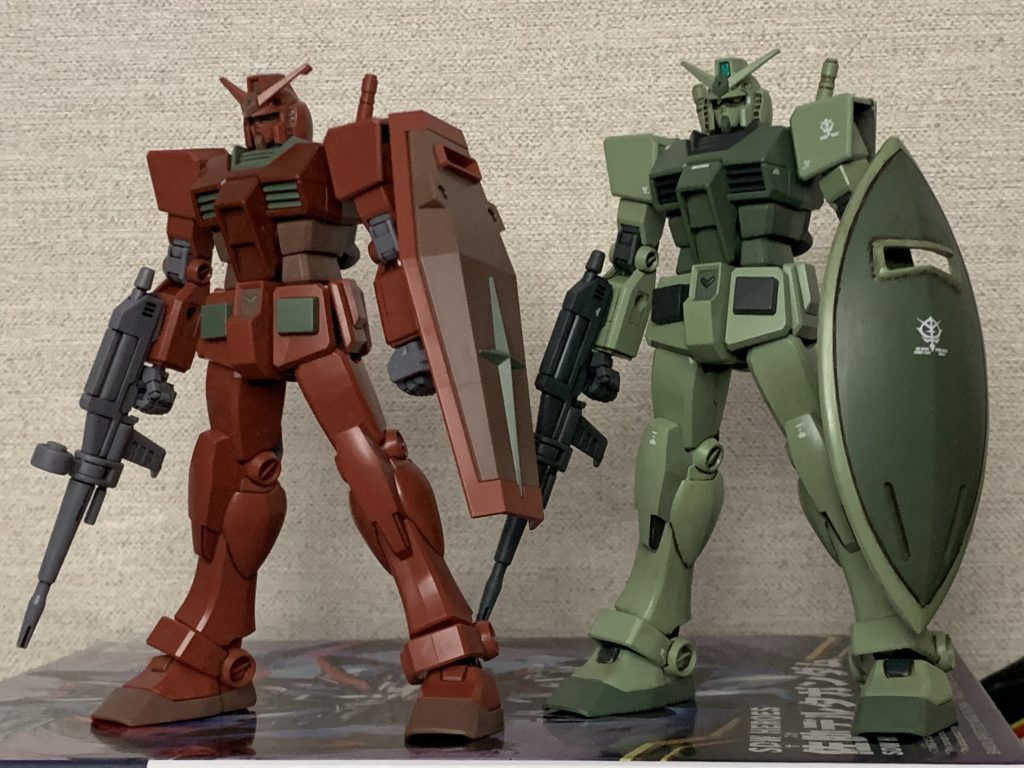 ▲クリスマスカラーのガンダムと比較シャア専用と一般機みたいな並びですね