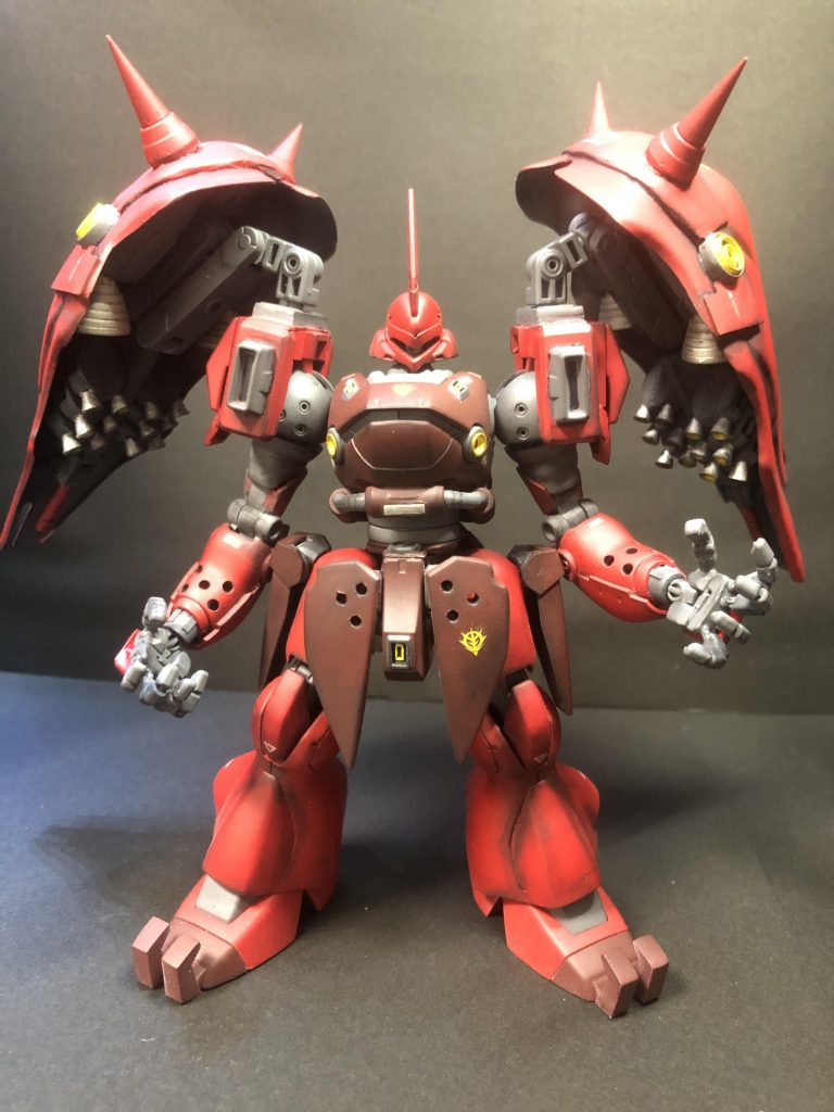 正面。スタイルとしては禍々しくなるように腕を延長してハンドを可動指に交換、それに合わせて首、胴、フトモモも延長しています。