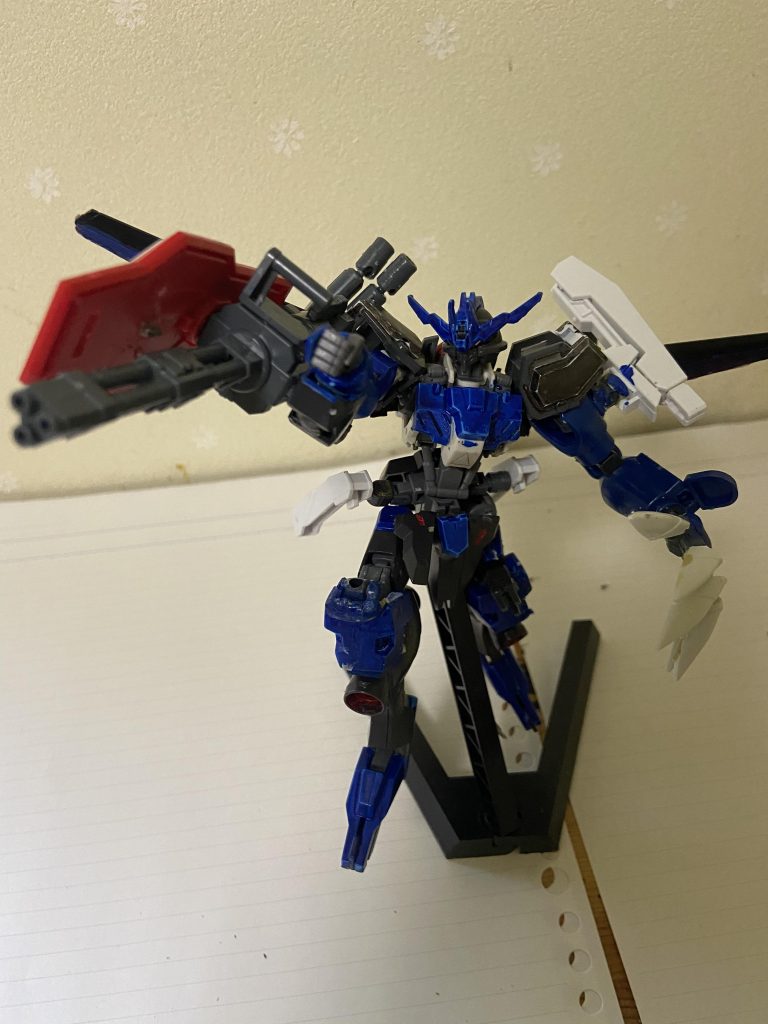 シールドガトリング、文字通りシールドと一体となったガトリング、主に相手への牽制、迎撃に使われる(当時は遠距離対策が不足していたため)バルバトスにも一方的に攻撃できていた、更に左手にはヴィダールクローと言う大型の爪が取り付けてあり、この爪で相手を貫くと言った容赦のない戦い方をする