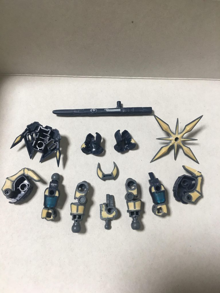 信長エピオンと違い、シンプルな見た目なので各部の肉抜きがとても目立ちます。貉の裏は大変ですが効果絶大です!鞘の穴埋めも効果大です。足の内側はパテで簡単に埋められるので今後の作品でもやっていこうと思いました。