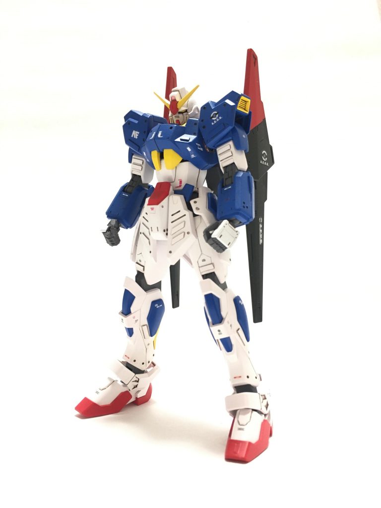 素立ち。ミキシングに使用したキットは百式（胴体、バックパック）、ガンダムMk-II（腕、シールド）、ビルドバーニングガンダム（頭部、脚部）、アストレイブルーフレーム（武器）です。