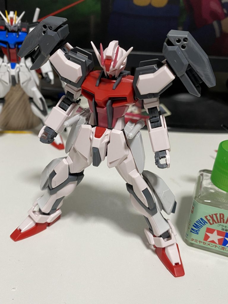 初期案は肩にガトリングをポン付け。決して悪くはありませんが横から見て平べったさを感じたので却下。そのまま肘へと移動します。