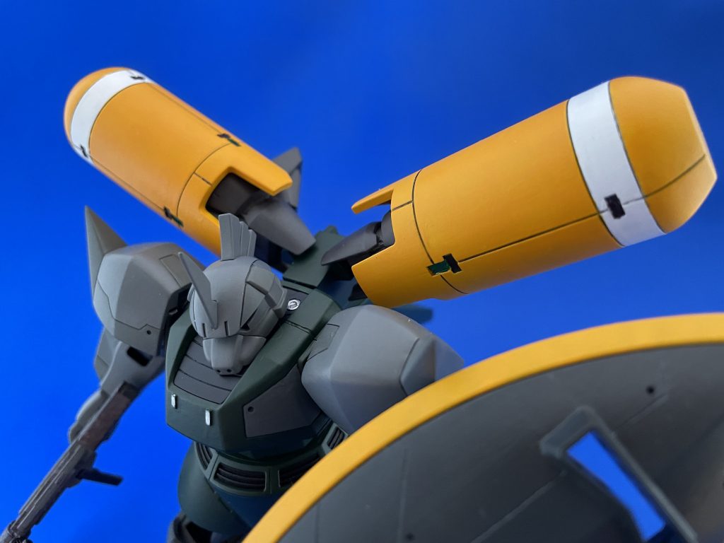 盾は腕につけたかったので寂しくなる背中にオリジナルバックパックを装備。ハイゴックのミサイルユニットを改造したプロペラントタンクを二基装着。シルエットはヴェルテクスやランゲブルーノをイメージしています。