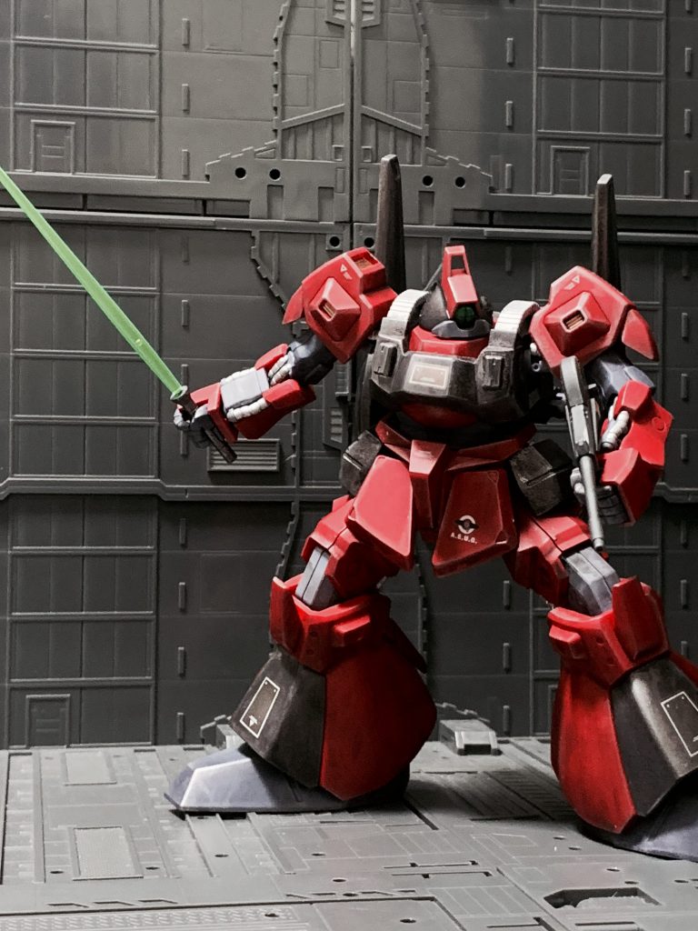 ビームサーベル。通常は腰部に格納されています。緑色のビームサーベルが新鮮です。