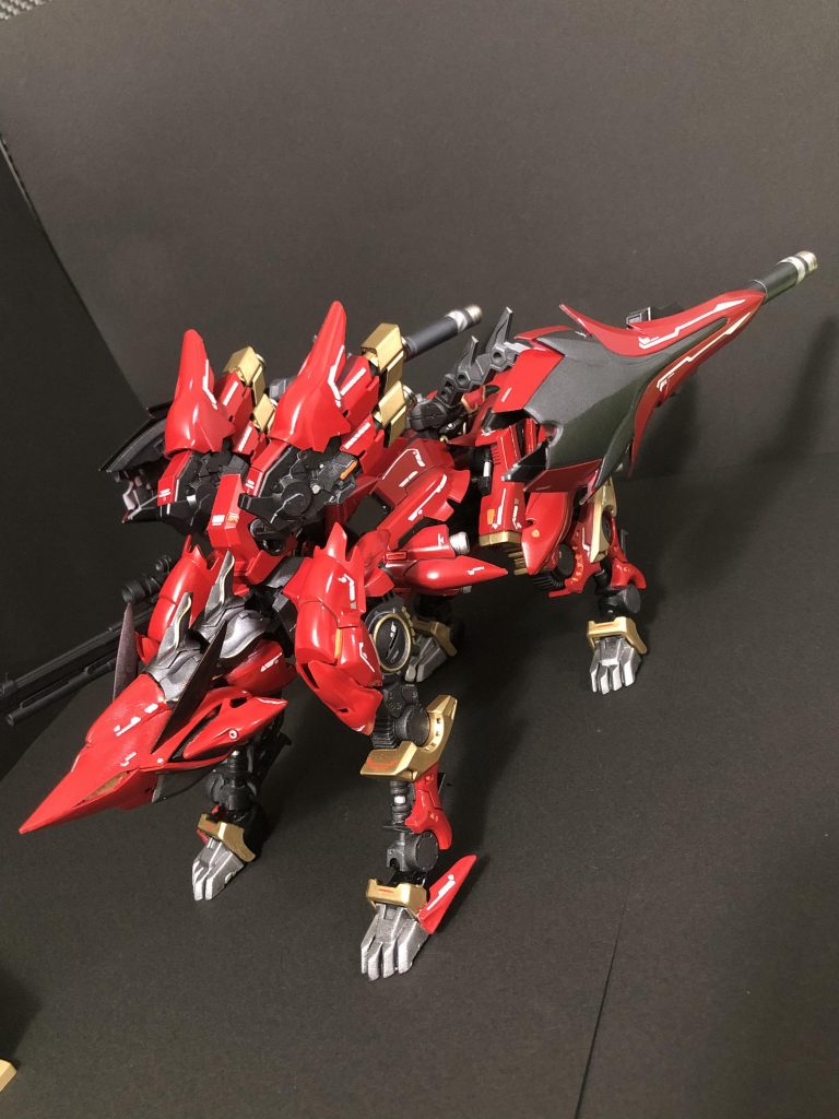 攻防複合防楯システム、フリーラウンドシールド装備です。フレキシブルに動かすことで射撃、格闘、防御を担うこの機体、攻撃のカナメです。シールドのカラーリング、デカールをどうするかが一番悩み、だいぶ時間がかかりました(笑)