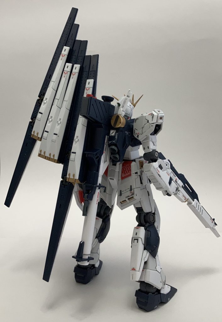 まずは仁王立ちから♪今回やった加工点は黄色の部分が明るすぎたと感じたのでガンダムマーカーでゴールドに塗装緑のセンサー部分にレジン液を塗布グレーでスミ入れつや消しトップコートの4つです。カラーをちょっと変えるだけでガラッと印象が変わりますね(゜Д゜)劇中に近い感じになったかも…🥰今までRGは素組みだけで塗装やトップコートなどはやってなかったので上手くできるか不安でしたが、割と綺麗に出来て満足してます😆よく見ると所々荒いです。特に面積の広い場所が。マーカー直塗りなのでwそれと白い部分に初めてグレーのスミ入れを使ってみました！フィンファンネルの所は一番上手くできたと思います(≧∇≦)グレーのスミ入れ、悪くないですね‼️これからもやってみようかな〜今回は部分塗装だったけどいつか全塗装してみたい❗️以下ポージング&武器紹介♪