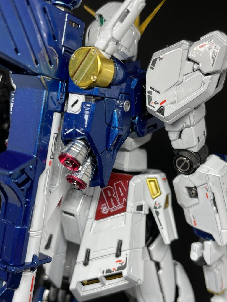 後ろ姿です。バックパックとかは一部筆で部分塗装しています。