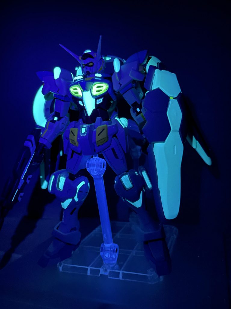 蛍光塗料なので、ブラックライトで光ります。