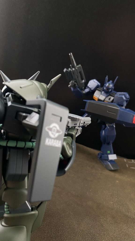 「なんなんだっ！ヤツら、オレ達のことが見えているのかっ」　全天周モニターの左側に、コクピット近くから火を吐き出しながら崩れ落ちる、僚機の姿を横目に男は叫ぶ。MSより背の高い樹々が立ち並び、日の光も頭上に僅かに見えるだけ、そんな中、立て続けに二機の僚機が、何処からか「狙撃」されているのだ。「落ち着けっ！それでも貴様はティターンズかっ！」　右前方に位置する隊長機、「ネモ」と呼ばれる新型だ、その濃紺の機体がシールドを掲げ前進するのが見える。男は荒い息を落ち着かせながら、自らの乗機、「ジム･クゥエル」を前進させる。「いいか、今までのはまぐれ当たりだ。周りを見ろ。ヤツらからはオレ達の姿は見えない。このま…　前方を行く「ネモ」の胴体に光が突き刺さる。「狙撃」されたのだ。「なんだよ、なんなんだ…」　さっきまで隊長が操縦し、MSという機動兵器だった物。シールドを掲げ前進姿勢のまま動かぬ鉄の塊になったネモを見た男の思考は止まる。敵機の姿は見ていない、反応も捉えていない。…エリートとして、士官学校を主席で卒業し、一年戦争を生き延びた、功績を認められ、ティターンズへ。そんな男が最後に見たもの。　モニターを埋め尽くすように広がる…光。