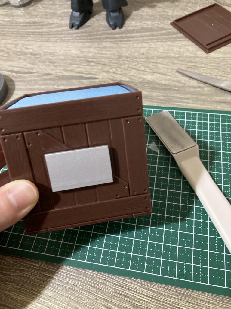 【ネームプレート制作工程】ホームセンターのアルミ板を約3㎝程にカットして、ダイヤモンドヤスリで形を整えて両面テープで貼り付ける。