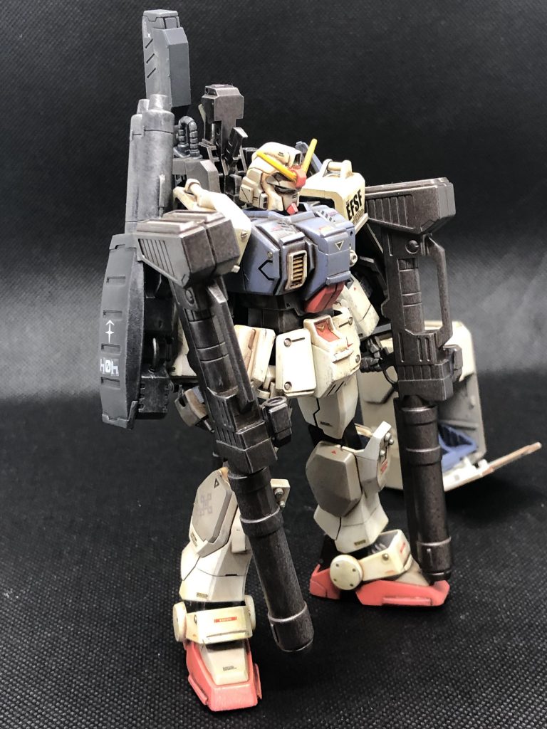 両手に持っているのはバズーカでは無く、正体不明のレールガンです。　原作の「08小隊」には出ていないはずです。