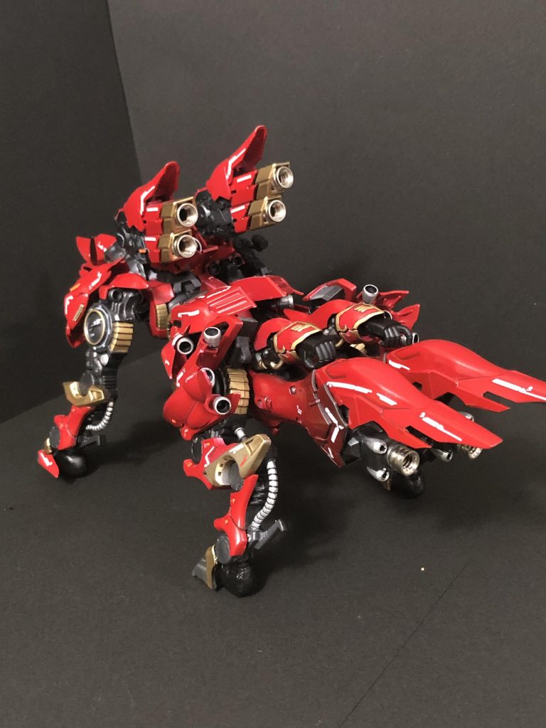 素体後ろから シナンジュの足首に当たるところから伸びるスラスター兼尻尾がお気に入りです。よく見ると機体各所にスラスターがモリモリですので、急加速、急旋回ができそうですね。