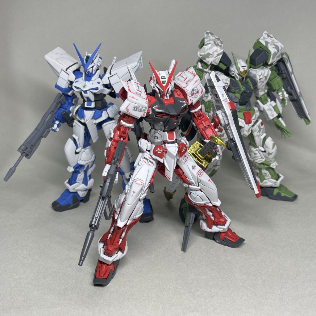2021年に完成したHGブルーフレームセカンド、HGグリーンフレームNEXTと並べてみました。