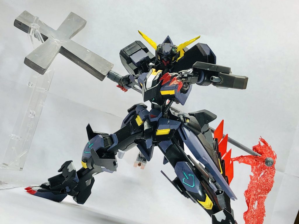 武装は十字架メイス、腕部マシンガン、テイルクロー。