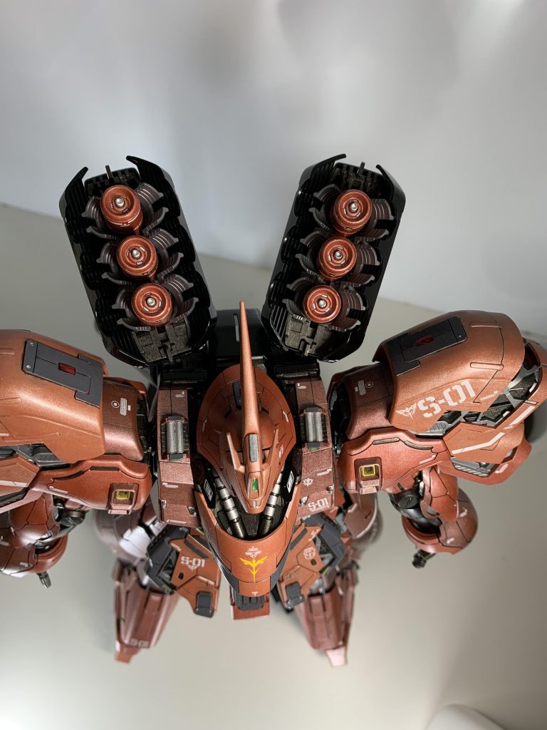 各所にレジンでラピーテープでセンサーをつけています。また、モノアイや肩の動力ケーブルのセンサーはUVライトで発行します。