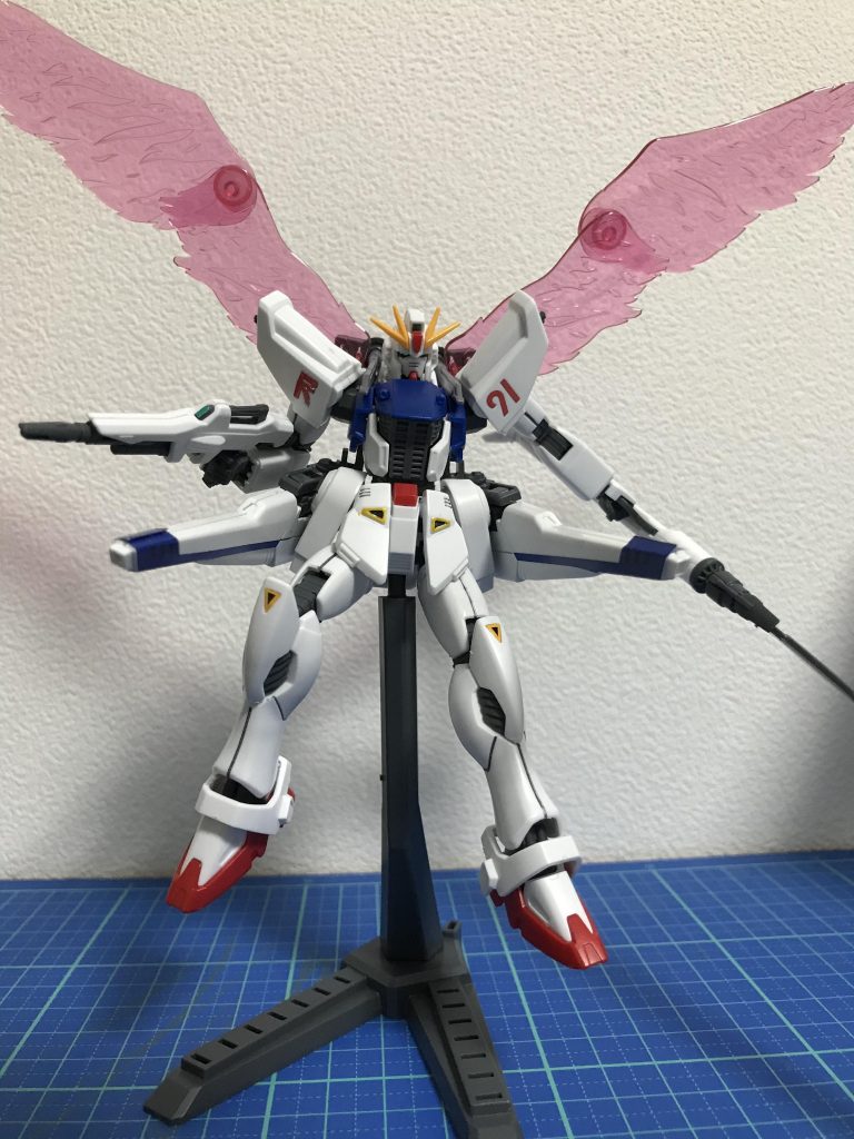 ヴェスバーは、接続レールを延長し、ブースター化されたサイドアーマーに干渉しないように変更された以外は変わっていない。