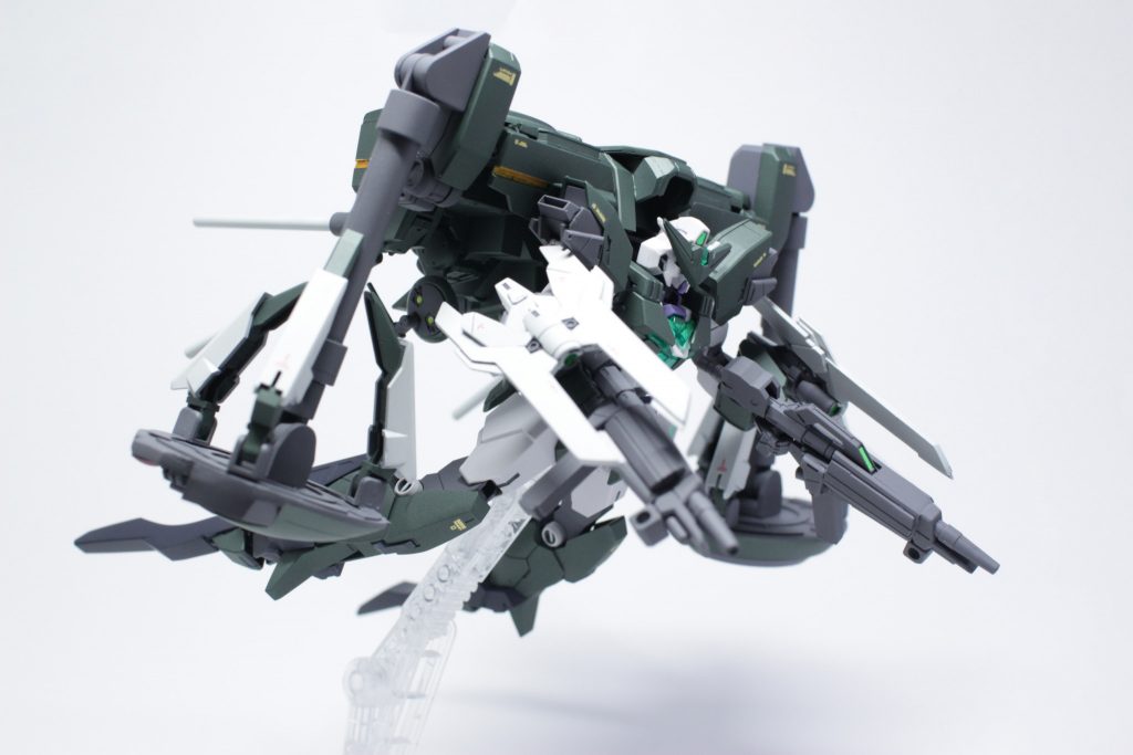 天秤に見立てた左右の大型レドーム［ゲヌビ/カマリ］とユーラヴェンガンダムのセンサービットを発展させた［ハクラビ］が最大の特徴。天秤部分はアクションベースの支柱とプロヴィデンスガンダムのバックパックをベースに製作しました。