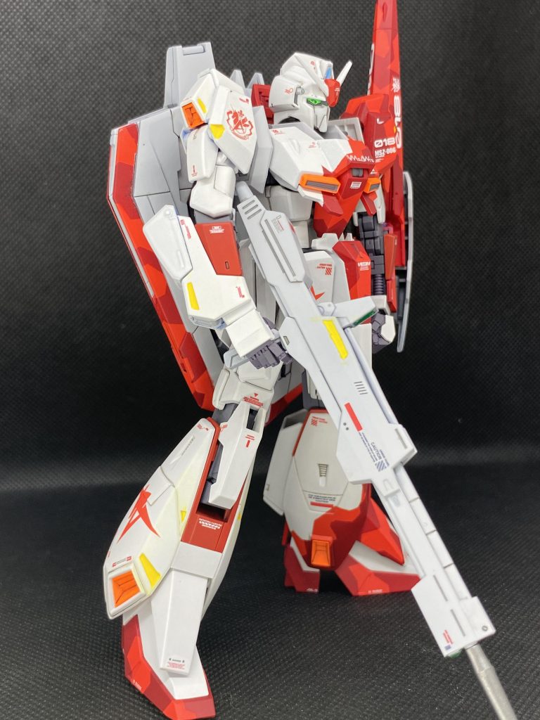 右側は白基調のカラーリング