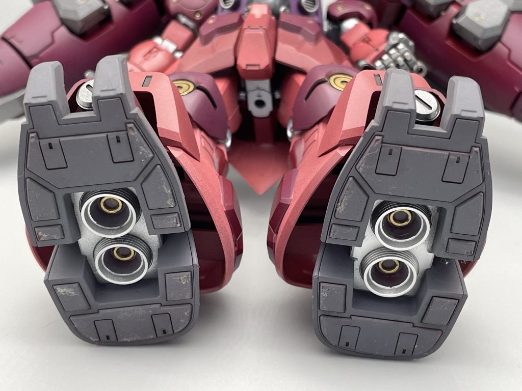 元々質量のある脚部な上に、後述する改造の影響で関節が多少緩くなってしまった為、アームなどで浮かして飾る事は少ないだろう…とは思いましたが、一応足裏も塗装しています。コート忘れてたみたいで既に擦れてますけど…まぁどうせこうやって見ない限り目立たないですから…制作中風景