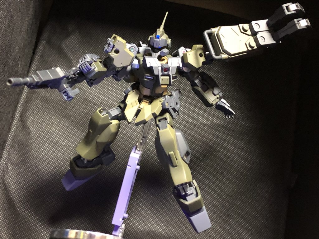 特徴的な武装の一つ、パイロットの好みに合わせた180mmキャノン改。オリジナルとの変更点は多少の連射が可能であり、威力も増している(設定)バックパックに連結されているが、接続を外し両手持ちも可能。