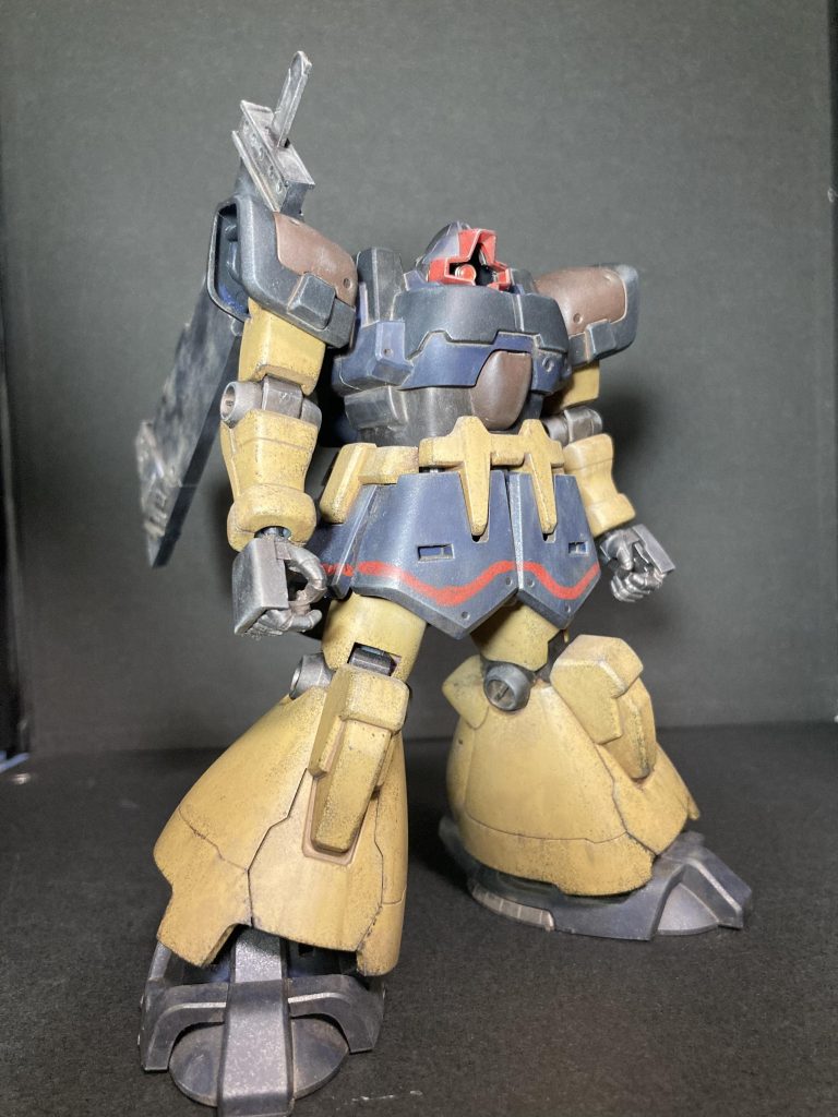 素立ちと大剣マウント素立ちです。この時点では砂漠に立たせる前なので砂埃感はそこまでありません。