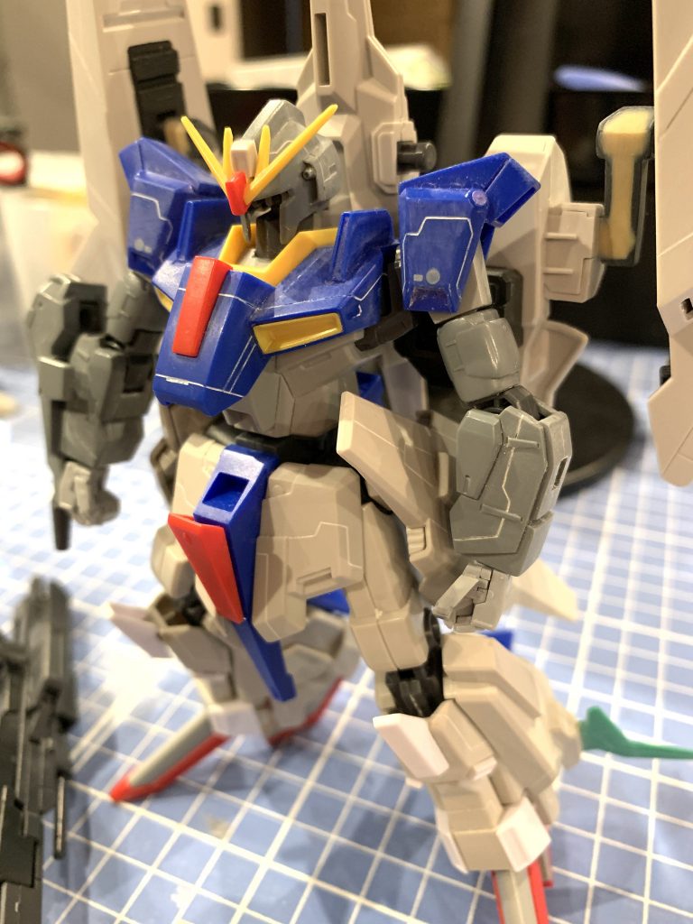 合わせ目消し(頭部、肩、腕、背部ロングライフル)とスジ彫り。バックのbディフェンサーにも合わせ目出ますが左右対称にスジ彫りして塗り分け。