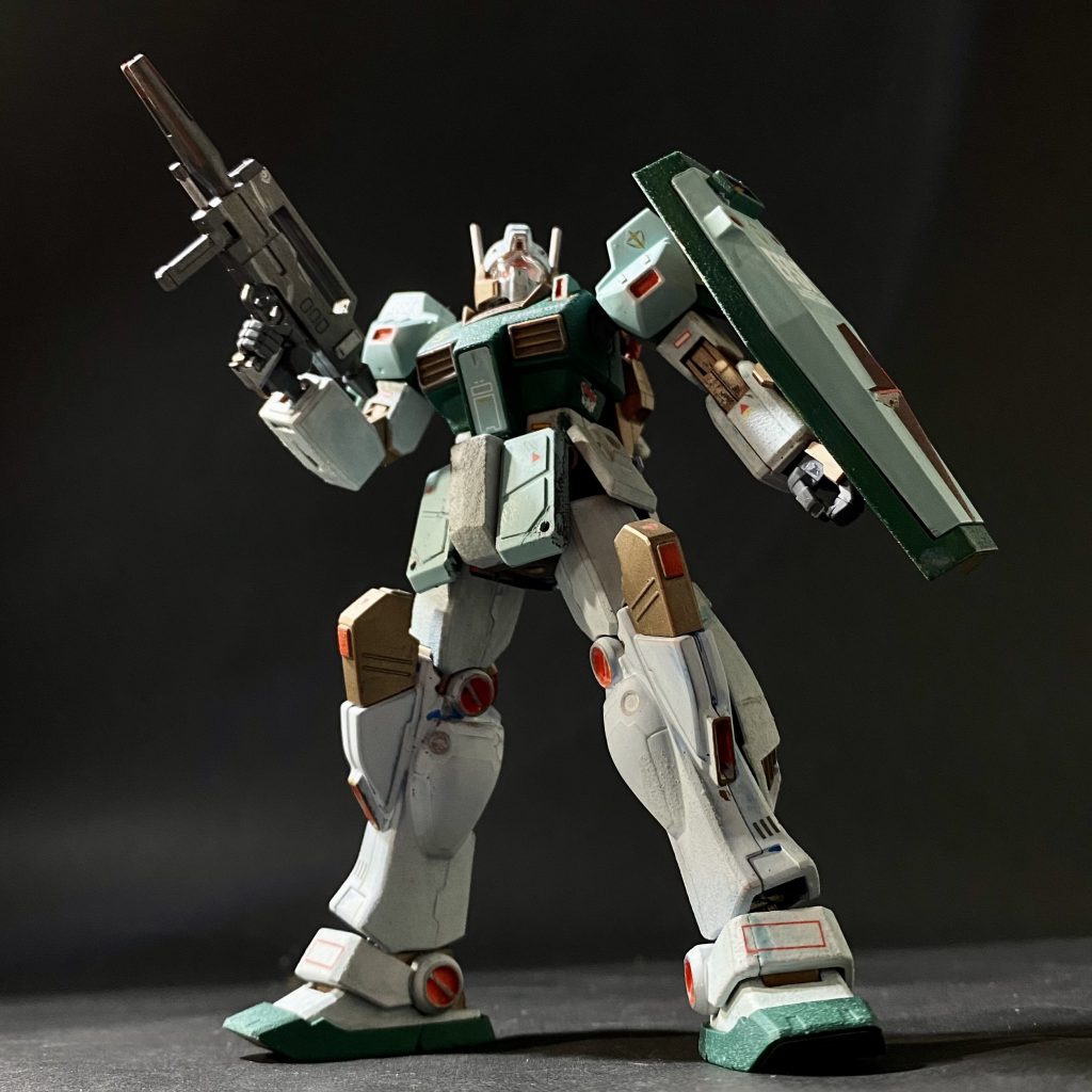 ちょい足しでプラ板を貼りました。肩のポッドが無くなり かえってジムっぽくなったと思います👍