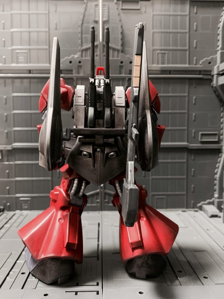 バックショット。大きなバインダーが目を引きます。背部に武装をラックできるのがかっこいいです。