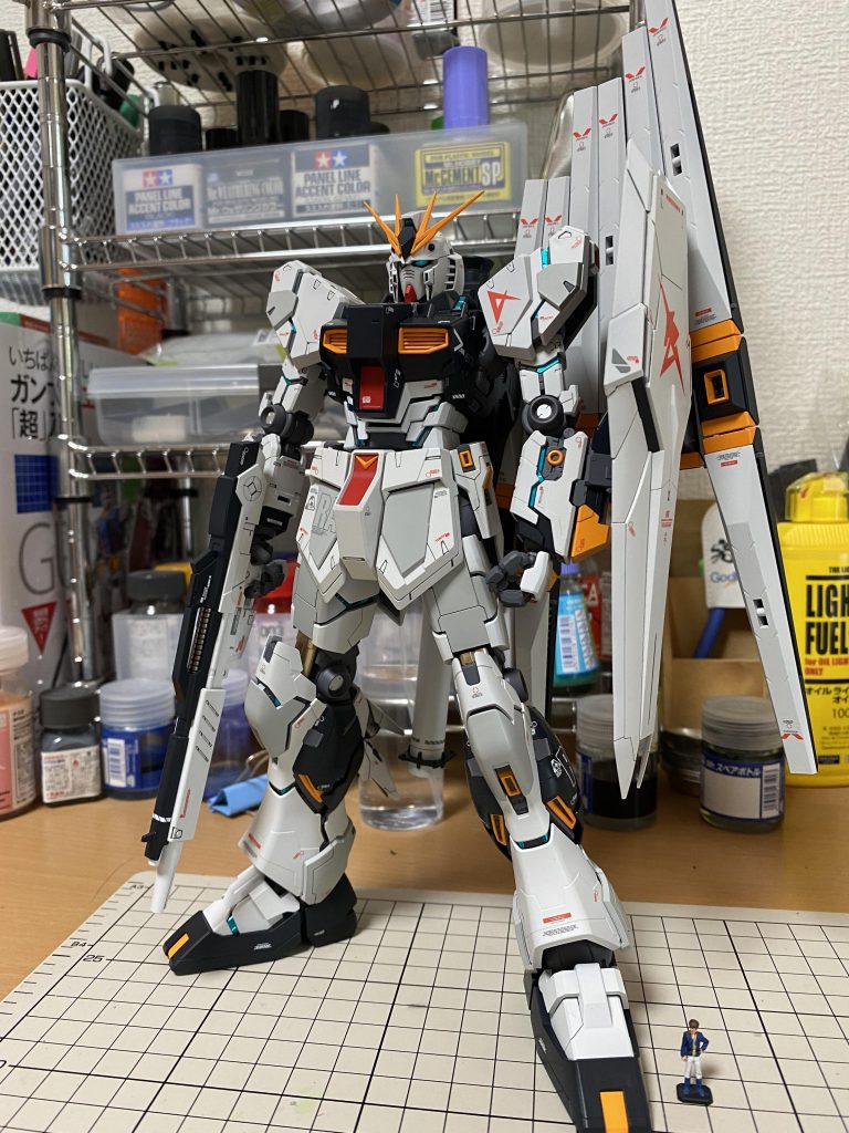 以上です。本当は、ノーマルモード!発動モード!フィンファンネル展開!ポージング!とかしたいんですけどファンネルの保持力問題で絶対無理です(まぁ普段からやらないけど)途中パーツ破損したり、紛失したり、大判のデカールミスったり…色々あったんですけどなんとか完走しきれて良かったですよ。次は勿論、ライバルのあの赤い機体です…。また大変そうだ…。