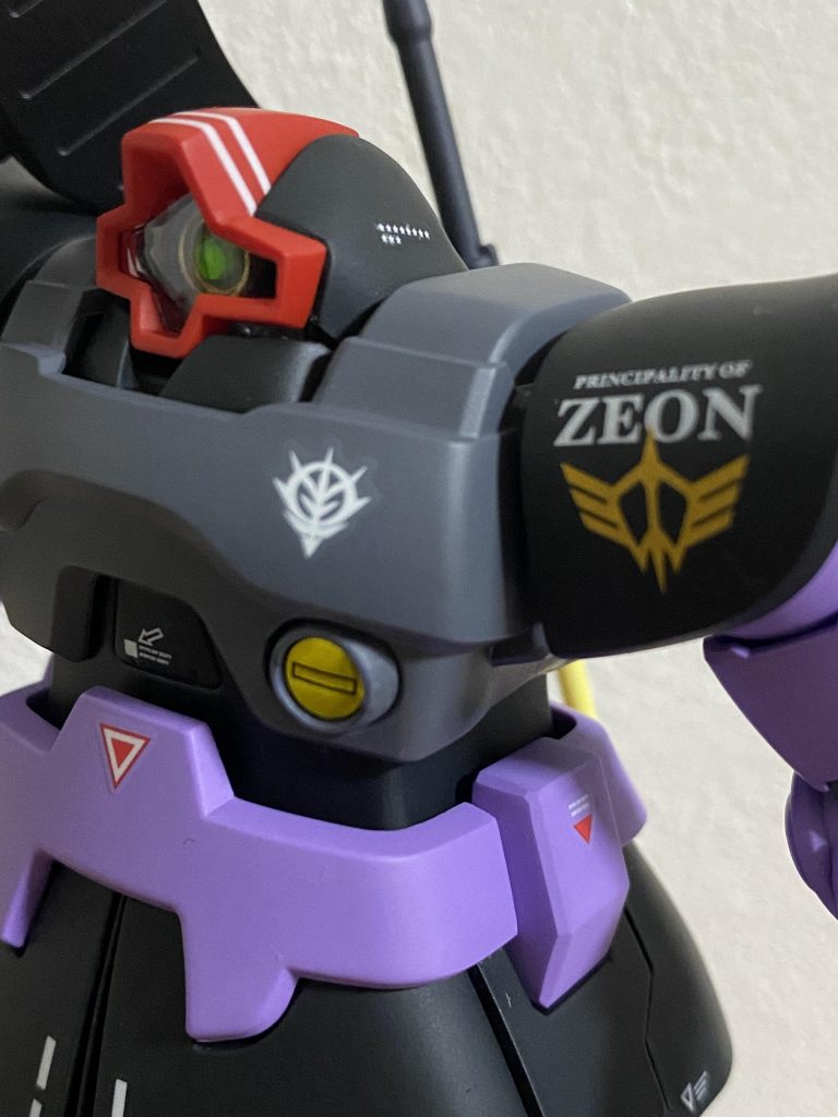 モノアイは緑にしてみました。悪くないかも♪肩のデカールも気に入ってます♪