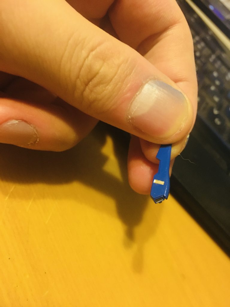 各所にこんな感じにエナメルのガンメタルとゴールドで部分塗装をしています。