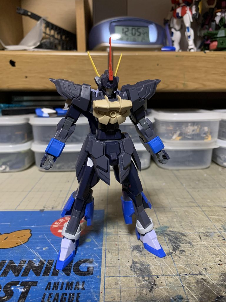 胴体にスペーサーを挟んで延長します。胸部アーマーは30MMのオプセから待ってきました。頭部も角を増やしています。