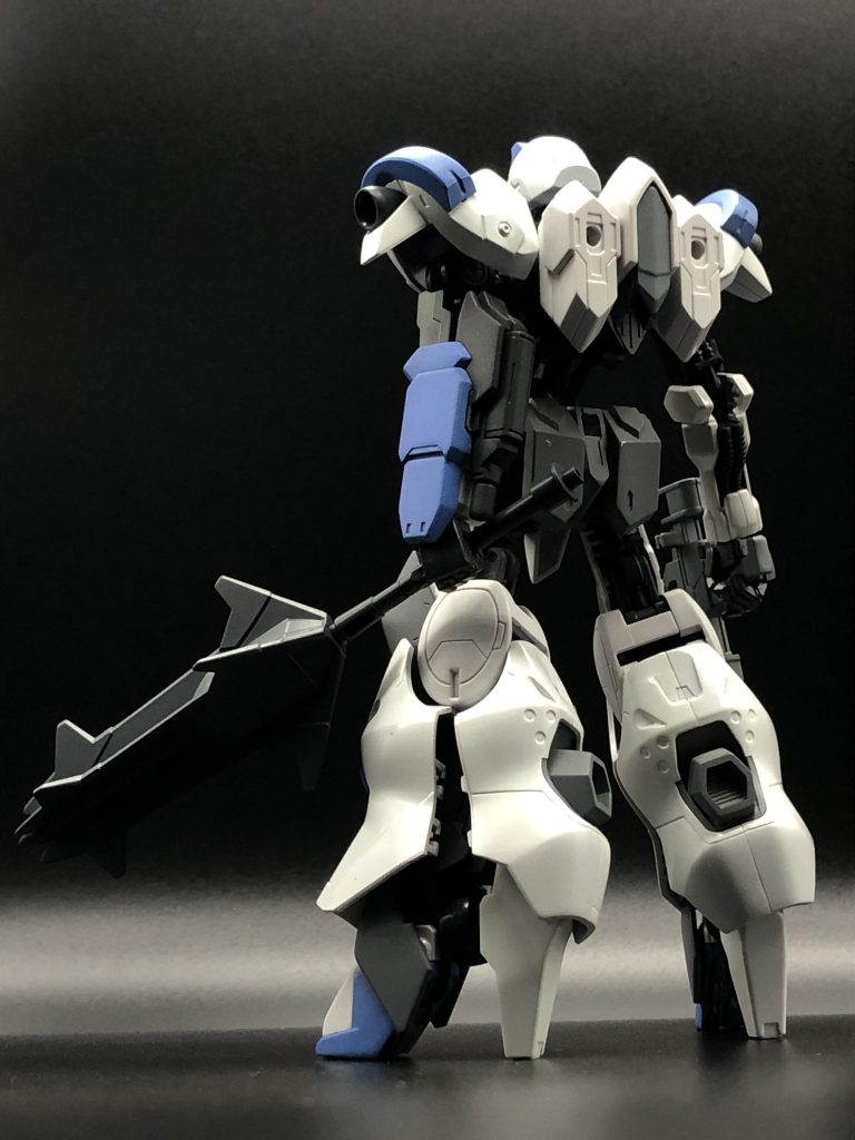 背面重量型でハイヒールという特異な構成の本機。【キマリス】から派生した脚部装甲は、見た目以上の機動力と安定性を実現する左手には片手持ちに特化したメイスも装備する。重量はあるが、本機のパワーがあれば造作もない。