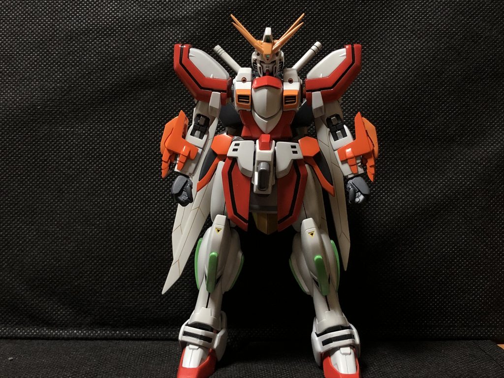 そして完成！この時はツノが四つあって、前から見ると二つ、横から見ると四つになるっていう立体感意識して作りました。多少強引でしたが、塗装がうまくいったのも相まってテンションがハイパーモードでしたね。色合いも結構気に入ってて、僕個人的にオレンジが色で1番好きなんですけど前腕カバーのオレンジは、よく調色できたなぁと思います。それとカバーをオレンジに塗ることにより、あるアニメをリスペクトしてるんですが…何かわかりますか！？ヒントは「俺の、自慢の、こぶしだぁ!」です