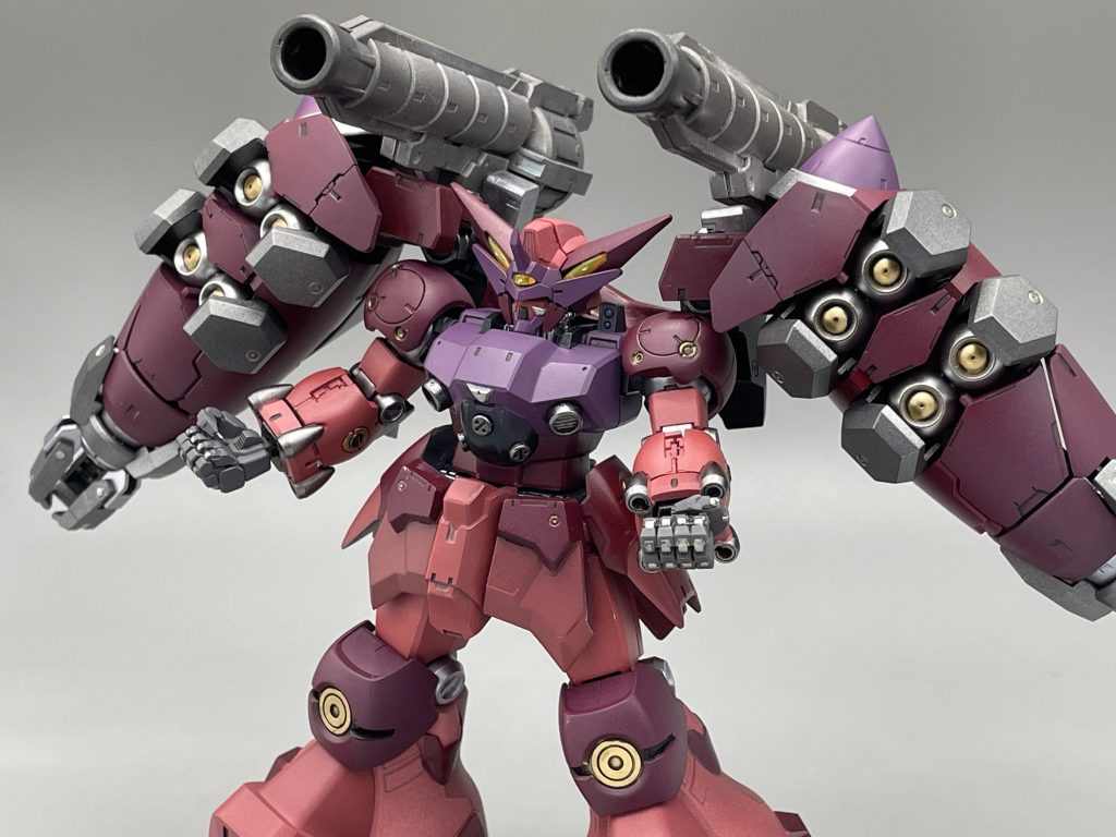 射撃兵装展開状態脚は黒下地、バックパックは銀下地の金です。バインダー部のブラスター瞳孔について赤紫で墨入れしたのですが、ほとんど黒にしか見えないです