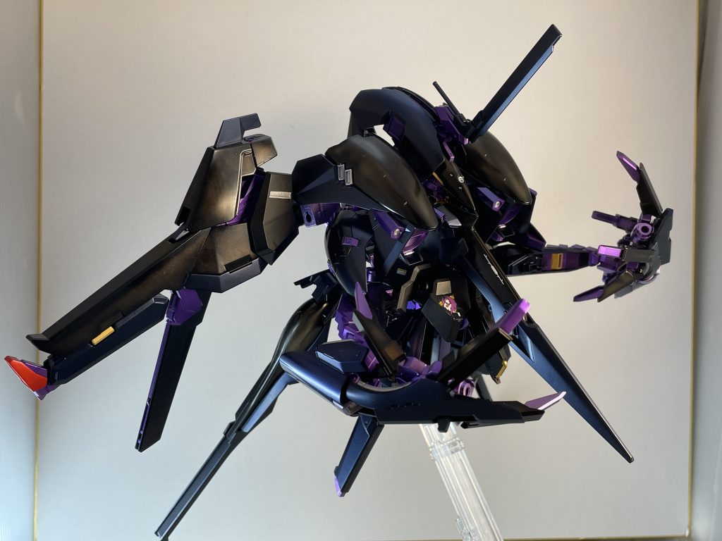 悪魔のようなフォルム、カラーで宙域戦闘最強機体を妄想しながら制作しております。デカすぎなのでブンドドには不向きですが、飾り映えするカッコイイ機体に仕上がったと思います!