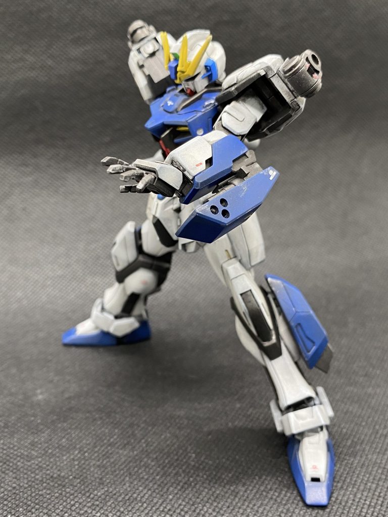 腕部は取り外して少し位置をズラせてガトリング発射。肘の3mm軸はガトリングの基部と接着してしまったので今回の盾は手持ち装備になります。