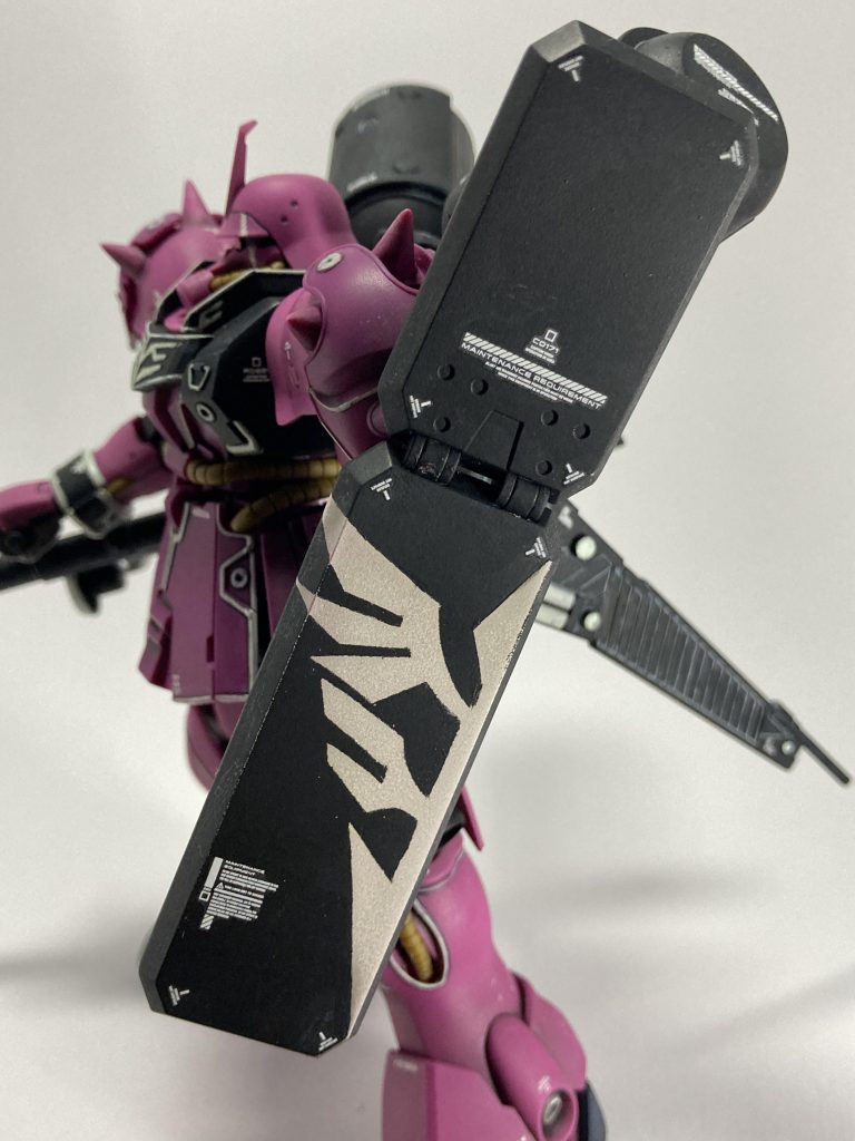 シールドにはマスキングでオシャレにネオ・ジオンマークをあしらってみました。遊び心で御座います😎♪ 