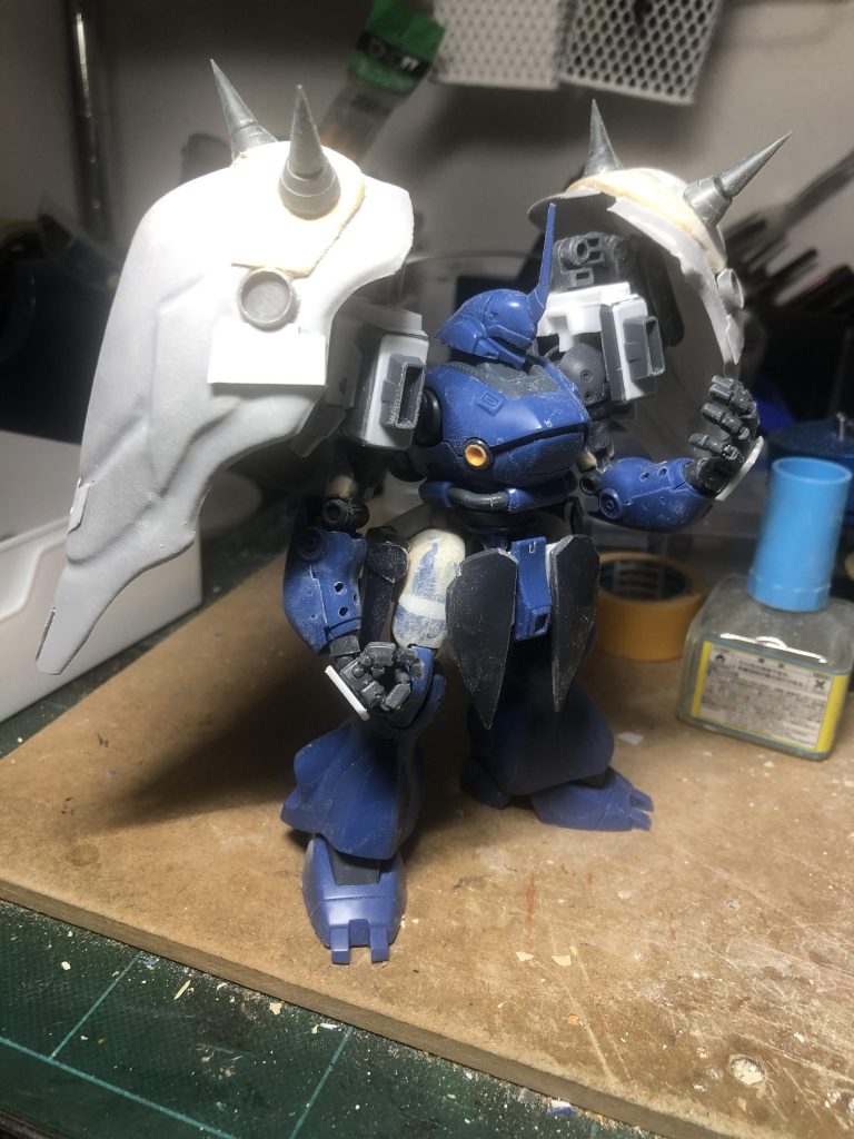 ざっくりパーツを配置したあたり。モモと二の腕が延長されているのがわかります。バインダーを軽く作り、肩の接合方法を工夫したのでバインダーが下がることはないのですが、胴体がすでにヘタリ気味。