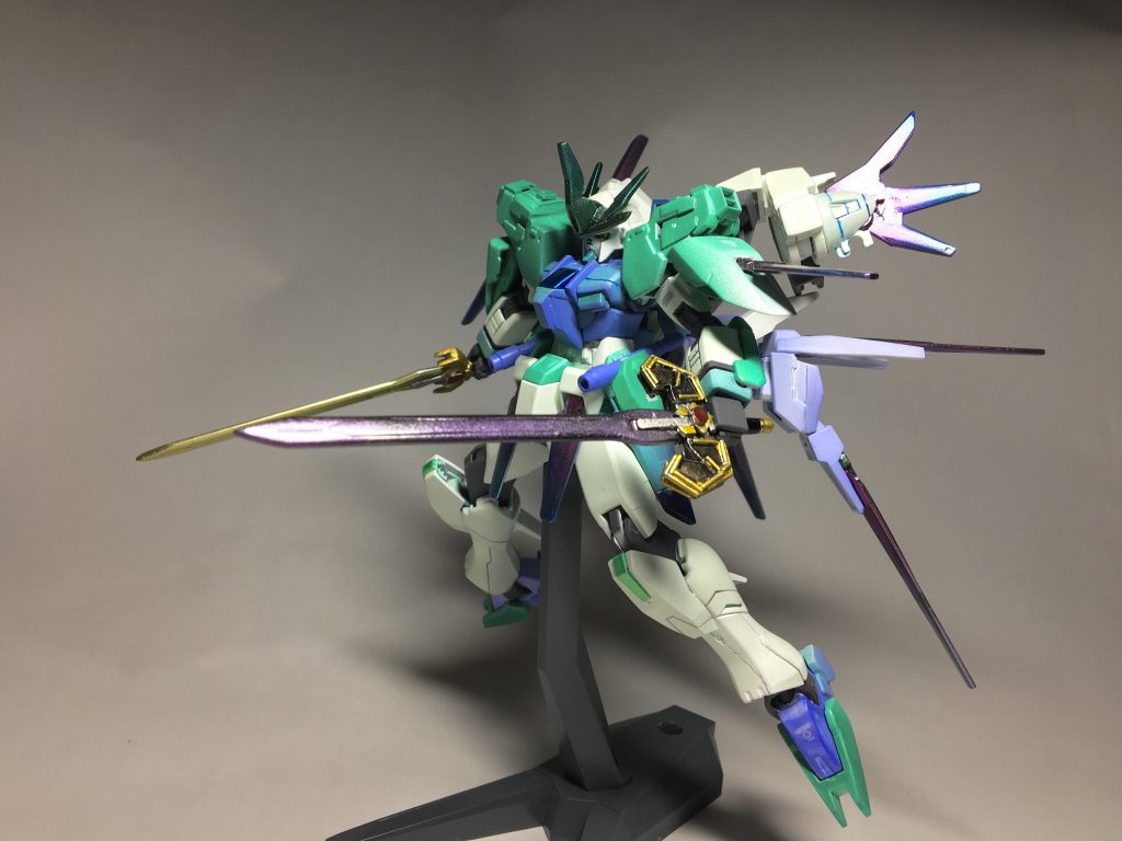 武装こちらは「魔剣ミストルティン」となります。「神剣ティルフィング」と同じくゲーム「ファイアーエムブレム聖戦の系譜」の神器をモデルとしています。ミストルティンは黒剣という設定なのですが、禍々しさを表現するために勝手にクリアーパープルを薄く吹いています。ちなみに、ゲーム内で装備すると「技」というパラメータが上昇しクリティカル率が高くなります。魔剣なので血を欲しがるのが所以らしいです。。