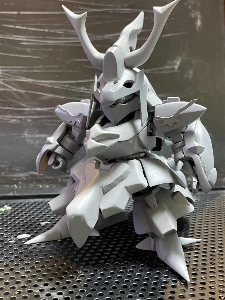 サフ状態。肩パーツ外すとナイトサザビーっぽい？