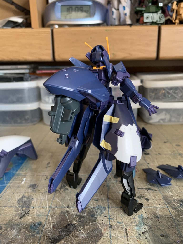 まずはキハールⅡを普通のウーンドウォートとしてぱち組しました。その後、シールドを太腿につけると良い感じに合うので装着。膝から下にセラフィムガンダムの足を持ってくるのが流行っていたようなので便乗しました。ブースターポッド内にケルディムのGNドライブを取り付けます。