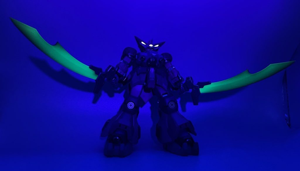 クリアパーツを潰していないので、ブラックライトを照射すると発光します。