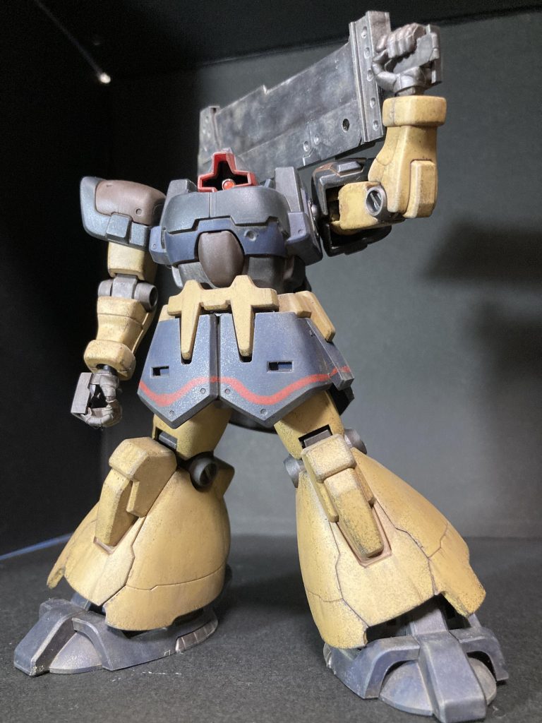 肩に担いで煽りショット。塗装は水性ホビーカラーの筆塗りです。紫部分はサンディイエロー、肩と腹部の赤はレッドブラウン、頭とボディの一部、肩はミッドナイトブルー、腹部や各関節型は焼鉄色です。それ以外は成型色です。スカートの赤いラインはモンザレッドで手書きです。線がヨレヨレになって酷いことになってますがw自分では満足してますw前回のゲイレール同様、焼鉄色でスポンジチッピング後につや消し、ウェザリングカラー、ウェザリングマスターで汚しました。今回はリアルタッチマーカーも使いました。