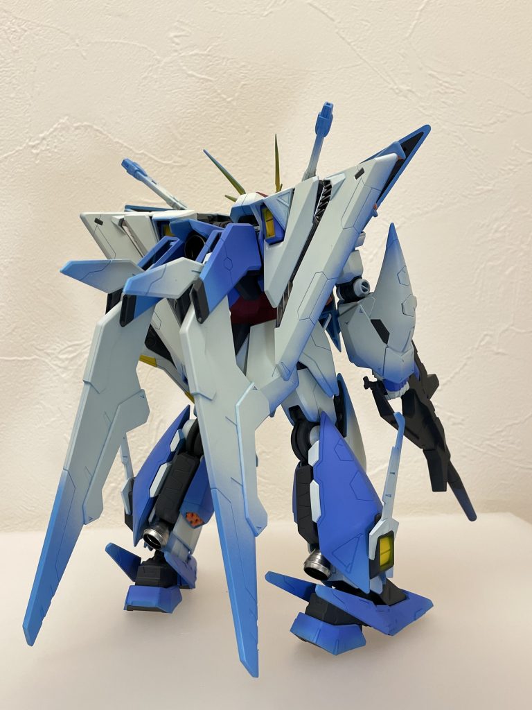 ミノフスキークラフトとバーニアにメッキシルバーネクスト使ってアクセントにしてます。個人的に羽基部の青のグラデーションがいい感じにできたと思ってます。グラデ大事にしたかったのであえて部分塗装はしてません。