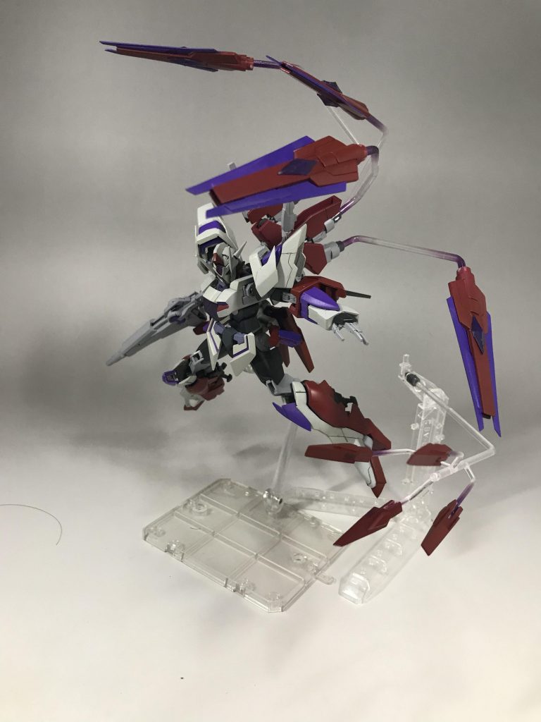 大型ファングはレジンで作った菱形のクリアパーツとプラ板で作ったフィン型のパーツを追加することで元の大型ファングとイメージを変えてます。小型ファングはリアアーマーとサイドアーマーで計8つ作成し、取り外し可能となっています。