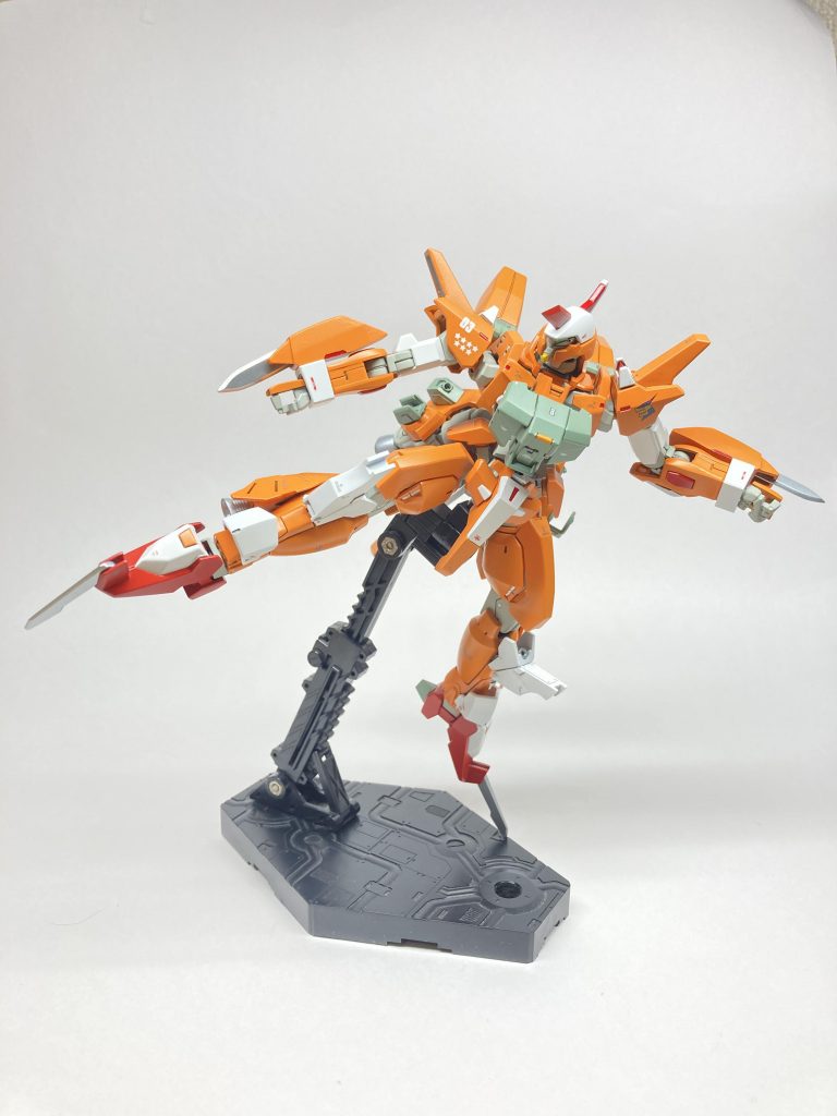 両前腕のブレードで戦闘しながら、つま先のブレードで回し蹴り兼斬りつけ。元々これがしたく始めたのですが、股と胴の稼働が上手くいかず、更に塗膜ハゲが怖くてかっこよくならない…元はイージスガンダムのイメージで作ってました。