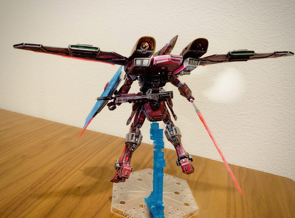 後ろから。バーニア内部はガンダムマーカーのメタレッドで塗装。ピンバイスで穴を開けICソケットピンを差し込みディテールアップしています。