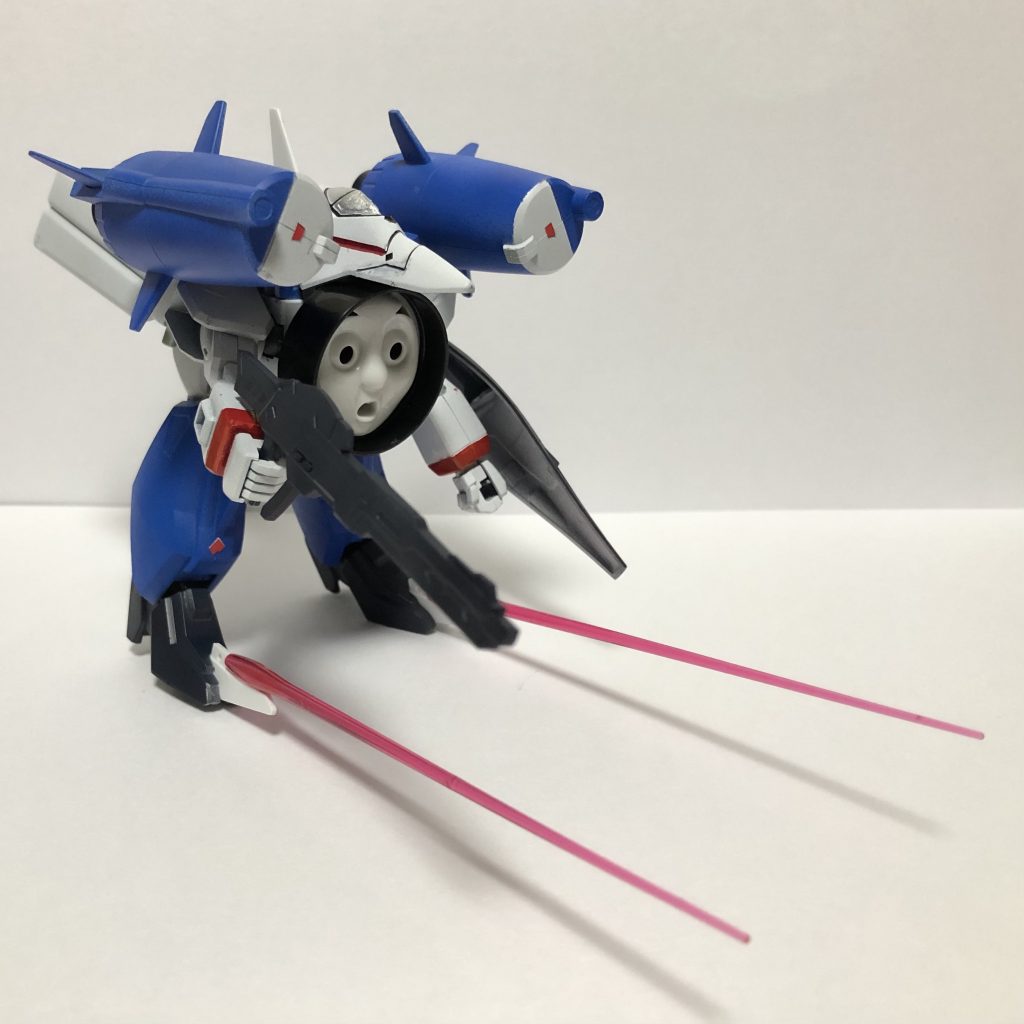 すみません、暑さが全部悪いんです...元キットはコレクションシリーズのカオスガンダムです。これを切り貼りしてMA形態に整え、アーマードバルキリーのレシピで塗装。仕上げに、トーマスラムネをヘッドにハメ込みました😗(わざとだー)