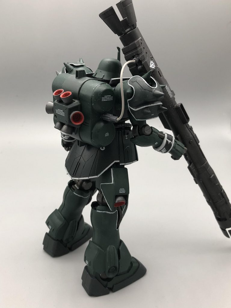 基本的にはいつもの色替え+αという感じです。エリク機っぽいカラーにしました。エリクさんもう少し活躍して欲しかったですね。安定のシタデルカラー筆塗りによる全塗装です。Nocturne green (濃い緑)Caliban green(明るい方の緑)Abandon black (袖黒)Corax white(袖白)ビームバズーカとパイプ部はabandon blackとiron warriorsを混ぜた物になっています。αの部分、今回はバックパックをギラドーガの物、武装をサイサリス用ビームバズーカ(=スキウレ砲)にしました。ユニコーンにも持ってるギラズール居ましたよね。